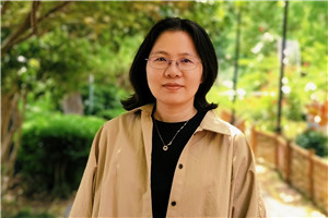 小說：獲獎作品《萬花筒》作者：陸梅         獲獎感言回想寫《萬花筒》的心境，有點(diǎn)做夢的感覺。我似乎完全沉浸在文字所構(gòu)建的那個世界里，心里有一個執(zhí)念：就想借孩子的眼睛，看看我生活的這座城市——不是作為背景，而是進(jìn)入縱深。