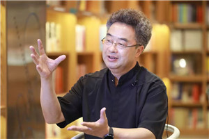 小說：獲獎作品《方一禾，快跑》作者：祁智         獲獎感言我小的時候，父親在外地做教師，我和媽媽生活在鄉(xiāng)下。媽媽身體很差。經(jīng)常救護(hù)車突然呼嘯而來又呼嘯而去，把媽媽接走了。過幾天，救護(hù)車又突然呼嘯而來、呼嘯而去。下午放學(xué)回家，我看到媽媽躺在床上，虛弱得像一張紙。