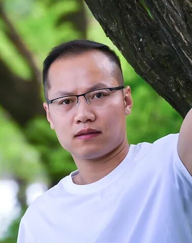   范墩子     西安市文學(xué)藝術(shù)創(chuàng)作研究室專(zhuān)業(yè)作家。在《人民文學(xué)》《江南》《青年作家》《滇池》等期刊發(fā)表近百萬(wàn)字，已出版《抒情時(shí)代》《虎面》《我從未見(jiàn)過(guò)麻雀》《去貝加爾》《小說(shuō)便條》等作品。曾獲陜西青年文學(xué)獎(jiǎng)、《滇池》文學(xué)獎(jiǎng)最佳小說(shuō)獎(jiǎng)、長(zhǎng)安散文獎(jiǎng)等。