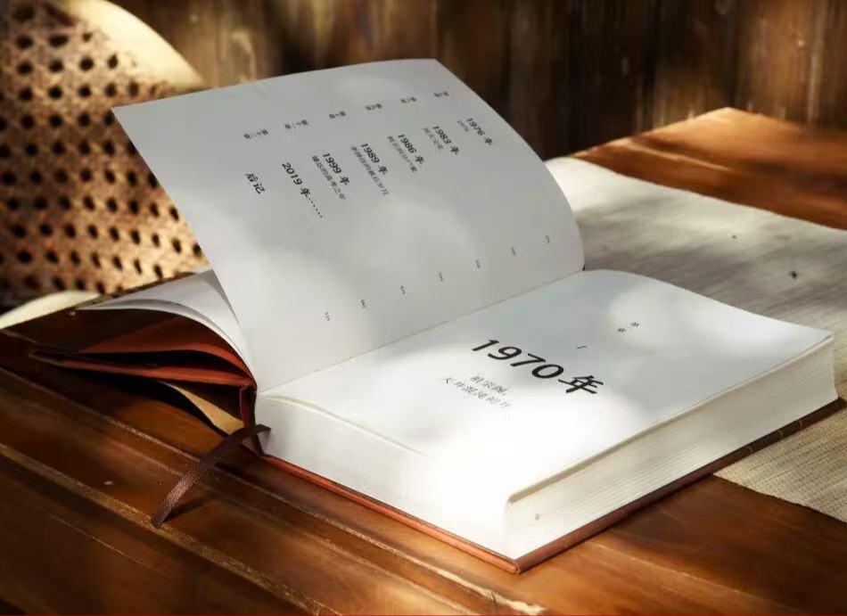 《璩家花園》：雅要雅得透，俗也要俗得透活躍在璩家花園里的各色人等構(gòu)成了一個具體而微的市井社會，開啟了各自的市井人生。[詳細(xì)]