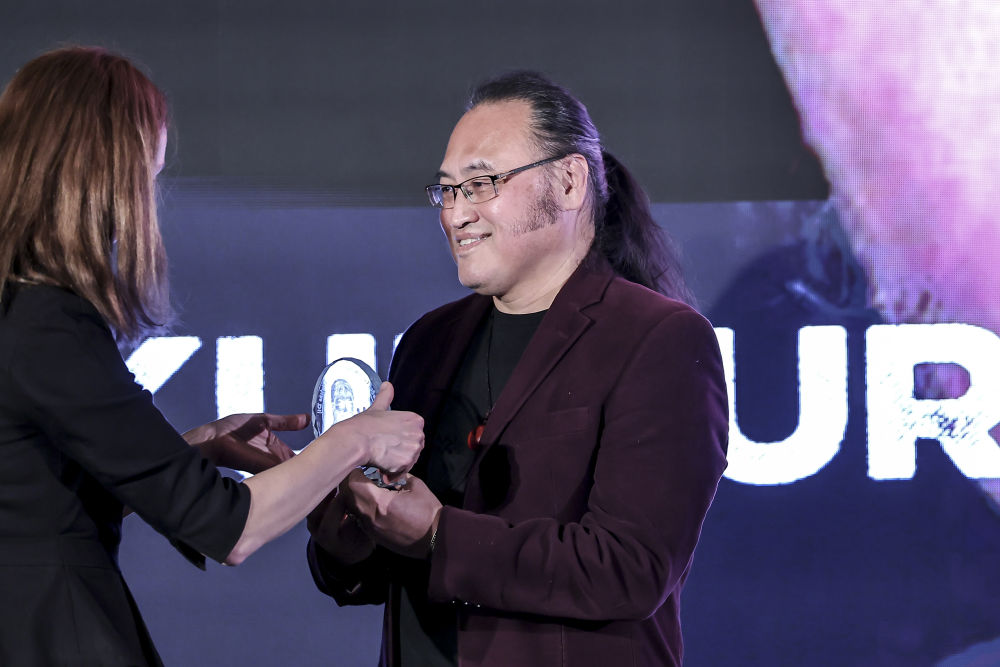 11月27日，在匈牙利布達佩斯，匈牙利詩人蘇契·蓋佐遺孀蓋爾蓋伊·蘇珊娜（左）為中國旅匈翻譯家余澤民頒發(fā)“蘇契·蓋佐”文化互聯(lián)互通獎。新華社發(fā)（鮑洛格·達維德攝）