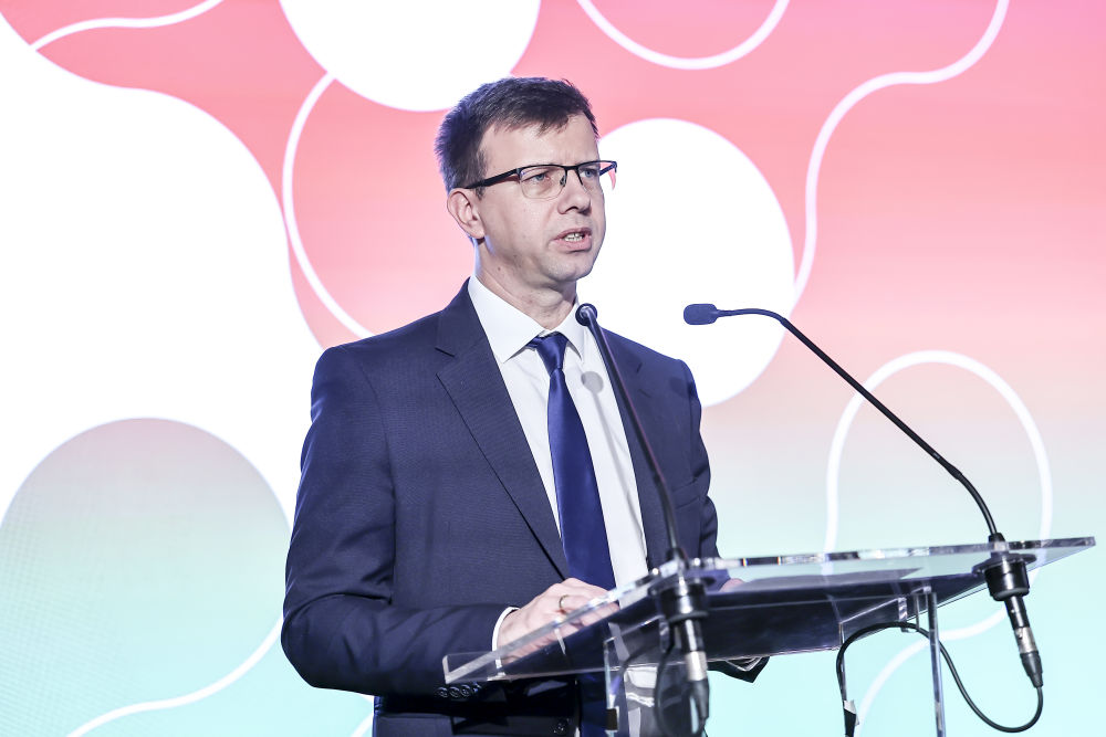 11月27日，在匈牙利布達佩斯，匈牙利歐盟事務(wù)部長博考·亞諾什在頒獎典禮上致辭。新華社發(fā)（鮑洛格·達維德攝）