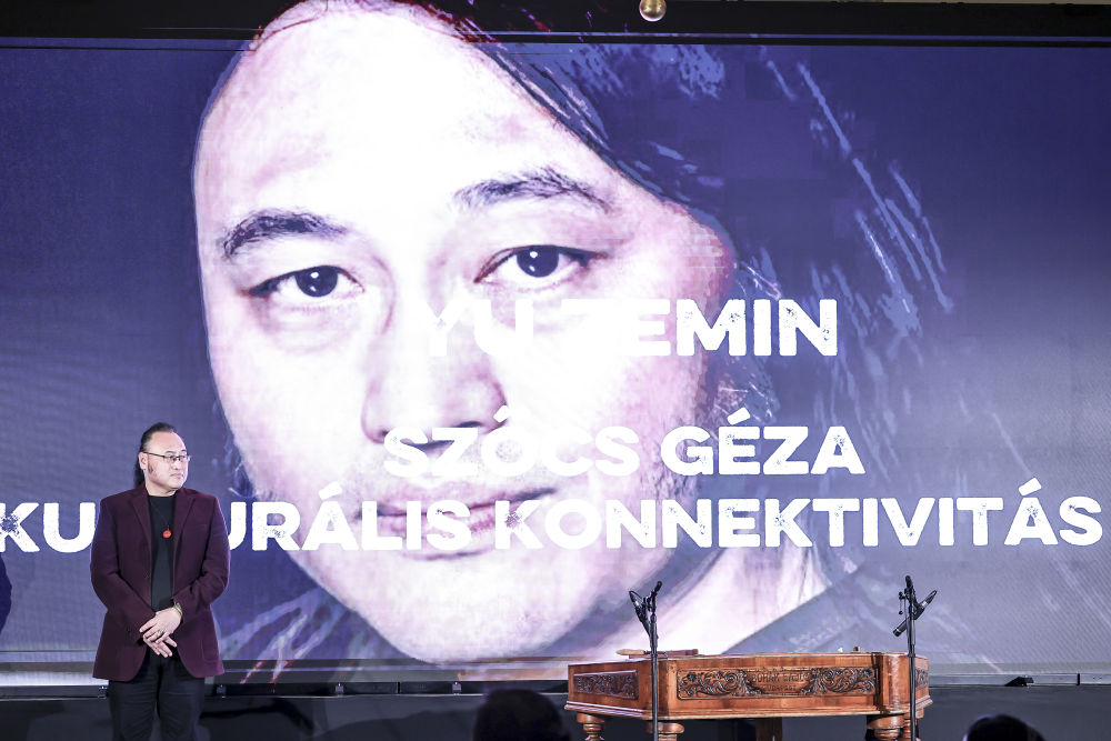 11月27日，在匈牙利布達佩斯，中國旅匈翻譯家余澤民在頒獎典禮上。新華社發(fā)（鮑洛格·達維德攝）