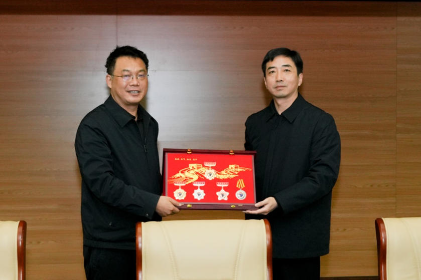 石家莊市公安局政治部主任崔勇向《中國作家》雜志社主編李云雷贈送紀念品。