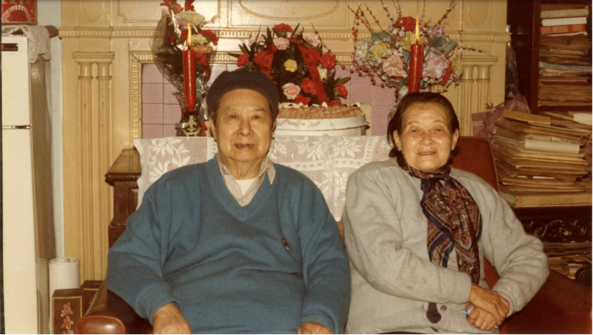 施蟄存與陳慧華結(jié)婚六十年紀(jì)念合影，1988年12月2日。