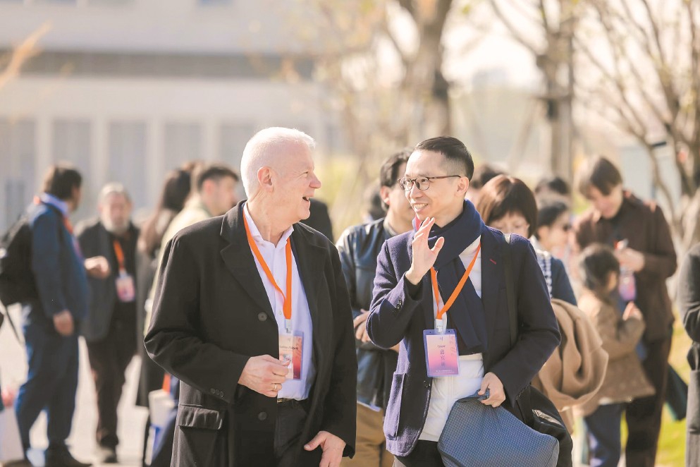 中外詩人在活動(dòng)現(xiàn)場對話交流。(受訪方供圖)