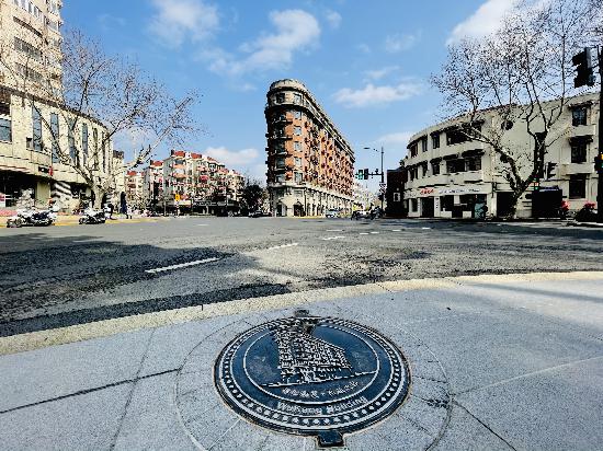 上海著名建筑地標(biāo)、30度夾角的武康大樓就是一樓一“套餐”的樣本。
