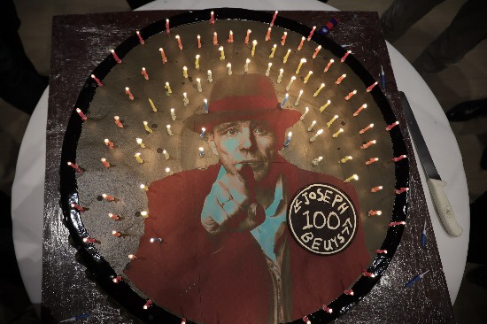 現(xiàn)場為約瑟夫·博伊斯預備的生日蛋糕