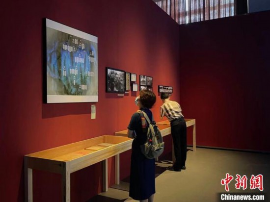 展覽現(xiàn)場?！⊥τ?攝