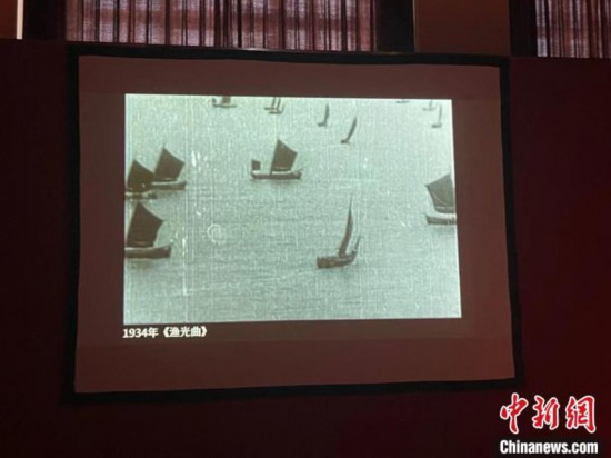 耳熟能詳?shù)摹稘O光曲》在現(xiàn)場播放?！⊥τ?攝