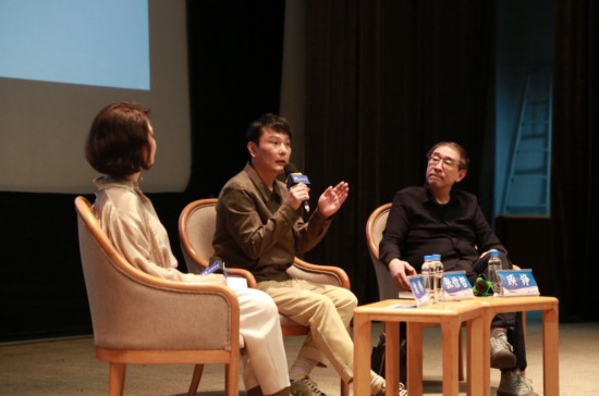 上圖講座現(xiàn)場(chǎng)，左起依次是主持沈祎；歌手、收藏家張信哲；復(fù)旦大學(xué)新聞學(xué)院教授顧錚。