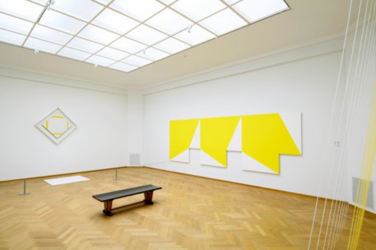海牙藝術(shù)博物館“移動的蒙德里安”展覽現(xiàn)場，蒙德里安作品與當代藝術(shù)家作品并陳。