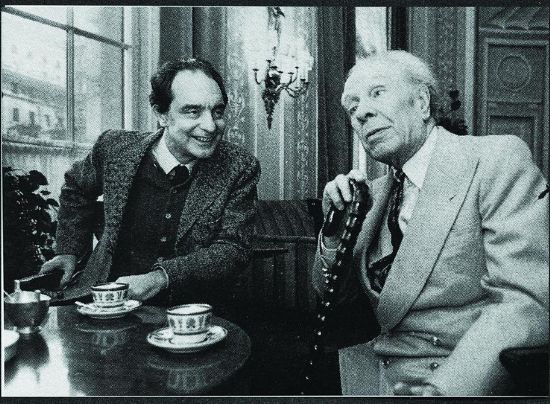 卡爾維諾生于1923年10月15日，如今已被公認(rèn)為20世紀(jì)最有影響力的意大利小說(shuō)家，并且與博爾赫斯、馬爾克斯一樣，同享“作家中的作家”之盛譽(yù)，其作品敘事精巧、風(fēng)格輕盈，猶如繁復(fù)的迷宮，充溢著哲理與智性，給人以眼花繚亂、應(yīng)接不暇之感。圖為卡爾維諾（左）與博爾赫斯（右）在羅馬艾克塞西爾酒店的合影。（圖片由譯林出版社提供）