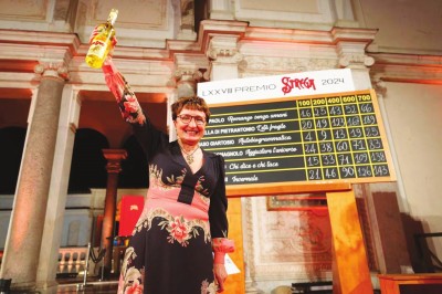 多納泰拉·迪彼得蘭托尼奧在第78屆女巫獎的最后一次計票后成為大獎得主。她身后黑板上的第二行顯示《脆弱的時代》以189票勝出。女巫獎圖片