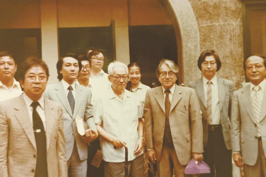 巴金在寓所會(huì)見日本作家代表團(tuán)