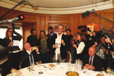 聞知獲獎(jiǎng)后按例趕來與菲利普·克洛代爾(左二)等眾評(píng)委同席的作家卡邁勒·達(dá)烏德(中)。攝影:奧利維耶·迪翁