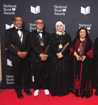 2024年美國全國圖書獎的四位原創(chuàng)作品獎得主。左起：小說獎得主珀西瓦爾·埃弗里特、非小說獎得主賈森·德·萊昂、青少年文學獎得主希法·薩勒塔吉·薩法迪和詩歌獎得主萊娜·哈拉夫·圖法哈。全國圖書基金會圖片