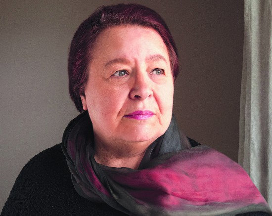 娜塔莎·沃?。∟atascha Wodin，1945— ），德語(yǔ)作家，俄語(yǔ)翻譯家。1983年，她的第一部小說(shuō)《玻璃之城》問(wèn)世，后又相繼出版了《我曾活過(guò)》《婚姻》《黑夜中的兄弟姐妹》《暗影中的人》等。因《她來(lái)自馬里烏波爾》一書，娜塔莎·沃丁被授予萊比錫圖書獎(jiǎng)、德布林獎(jiǎng)，目前生活在柏林和梅克倫堡。 對(duì)于娜塔莎來(lái)說(shuō)，母親和父親的人生是兩個(gè)難以解決的謎團(tuán)，在一次偶然的機(jī)會(huì)下，她開始追尋父母的生存痕跡，并寫下了《她來(lái)自馬里烏波爾》《暗影中的人》，而她的書寫早已超越了“個(gè)人”，成為20世紀(jì)東歐歷史的縮影。隨著“馬里烏波爾三部曲”的完結(jié)篇《娜斯佳的眼淚》推出，由一位女性的生命謎團(tuán)開始的追尋，最終在另一位女性的生存寓言中結(jié)束